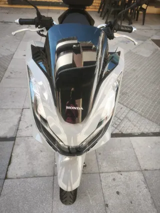 Honda PCX Gris/Blanco Automática