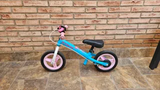 Bici de equilibrio infantil Btwin azul y rosa