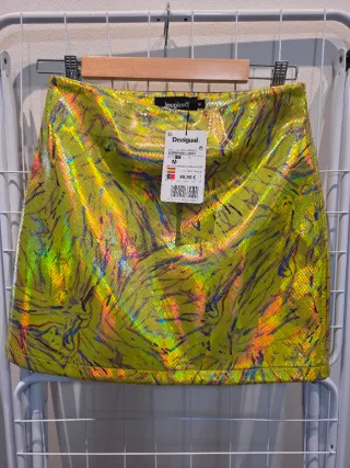 Chaqueta Desigual Multicolor y mini falda.