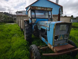 Tractor Ebro 155E con remolque