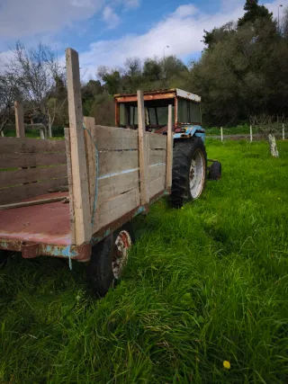 Tractor Ebro 155E con remolque
