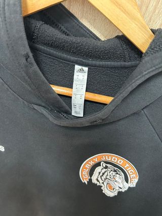 Sudadera Adidas Negra con Logo Tigre