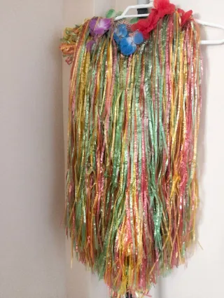 3 Disfraz Atosa talla unica y 2 faldas jamaicanas