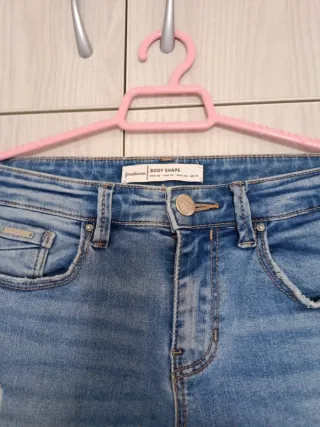 Pantalón vaquero desgastado chica