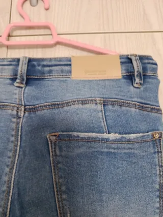 Pantalón vaquero desgastado chica