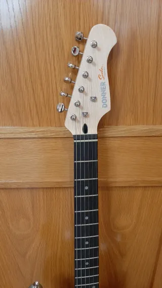 Guitarra eléctrica + amplificador + accesorios