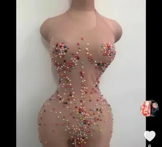 Vestido de fantasía con pedrería y plumas