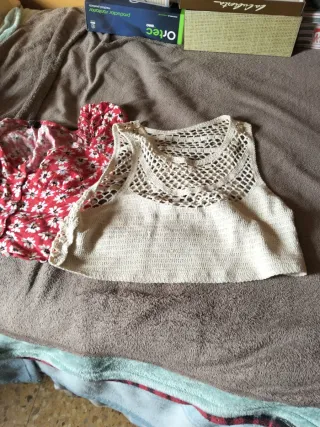 2 Tops: Rojo Flores y Crema