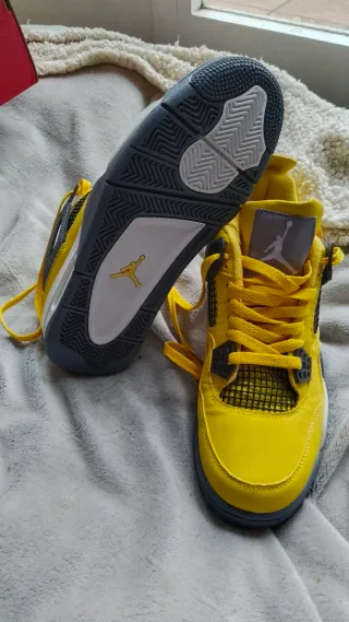 Zapatillas amarillas y grises nuevas