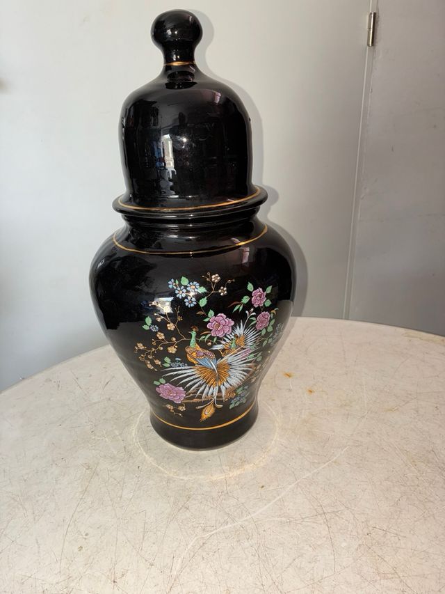 Jarrón de porcelana negro con diseño de pavo real