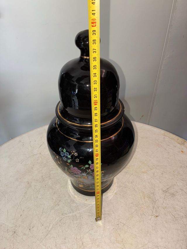 Jarrón de porcelana negro con diseño de pavo real