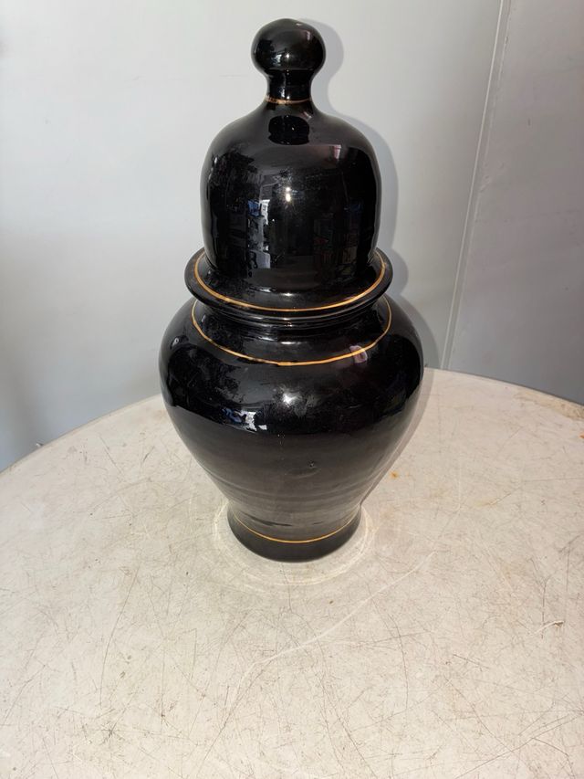 Jarrón de porcelana negro con diseño de pavo real