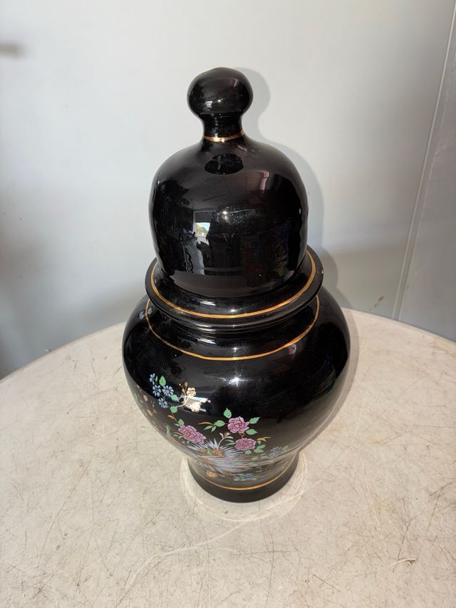 Jarrón de porcelana negro con diseño de pavo real