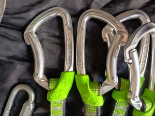 Pack Escalada: Arnés, Casco, Cintas y Gatos