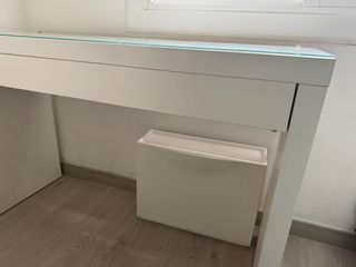 Tocador blanco con superficie de cristal