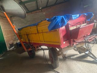 Remolque basculante amarillo y rojo