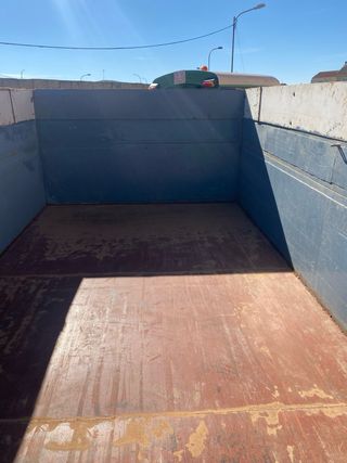 Remolque basculante amarillo y rojo