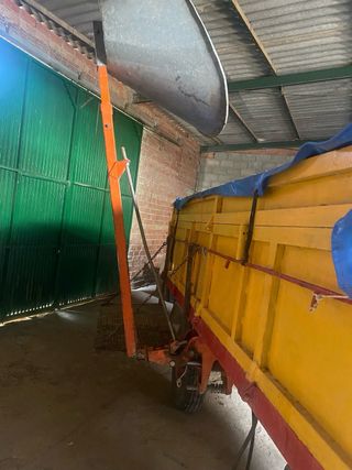 Remolque basculante amarillo y rojo