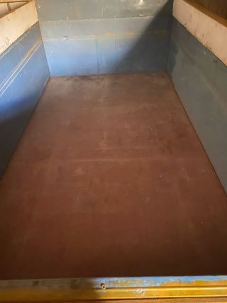 Remolque basculante amarillo y rojo