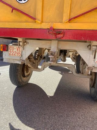 Remolque basculante amarillo y rojo