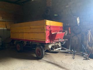 Remolque basculante amarillo y rojo