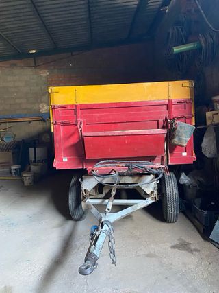 Remolque basculante amarillo y rojo