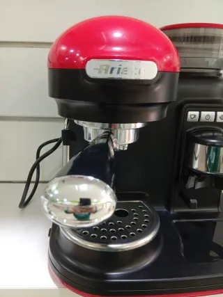 Cafetera espresso Ariete 1318 roja con molinillo