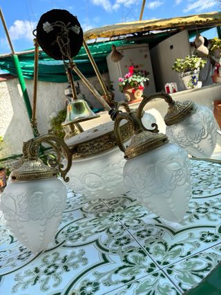 Lámpara de metal dorada y cristal