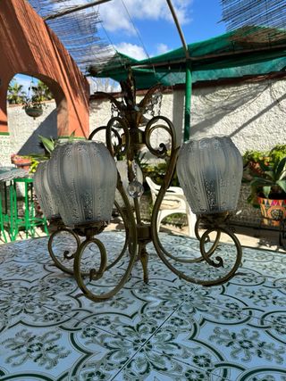 Lámpara de metal dorada y cristal