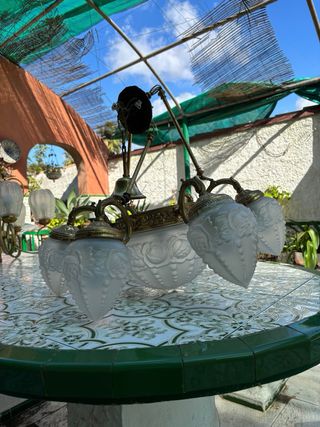 Lámpara de metal dorada y cristal