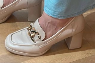 Mocasines Oxmox tacón cadena dorado beige