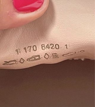 Mocasines Oxmox tacón cadena dorado beige