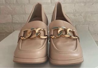 Mocasines Oxmox tacón cadena dorado beige