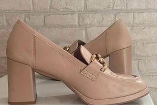 Mocasines Oxmox tacón cadena dorado beige