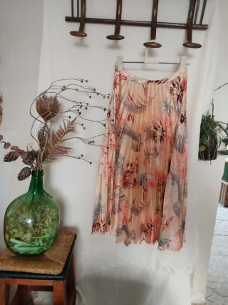 Falda plisada floral rosa