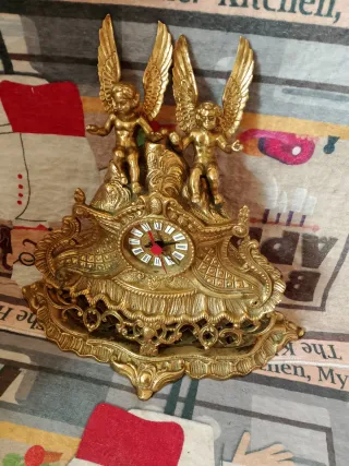 Reloj de sobremesa de cobre con ángeles