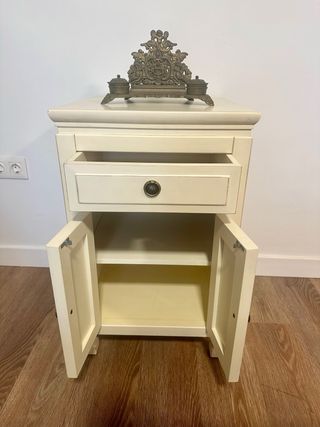 Mueble auxiliar estilo colonial (madera y latón)