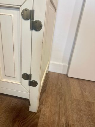 Mueble auxiliar estilo colonial (madera y latón)