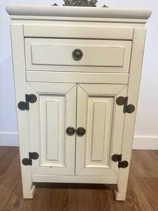 Mueble auxiliar estilo colonial (madera y latón)