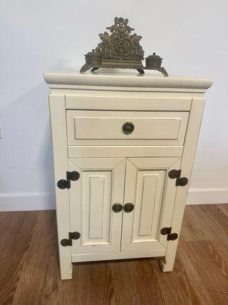 Mueble auxiliar estilo colonial (madera y latón)