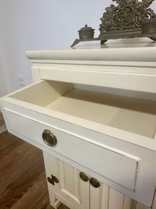 Mueble auxiliar estilo colonial (madera y latón)