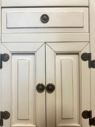 Mueble auxiliar estilo colonial (madera y latón)