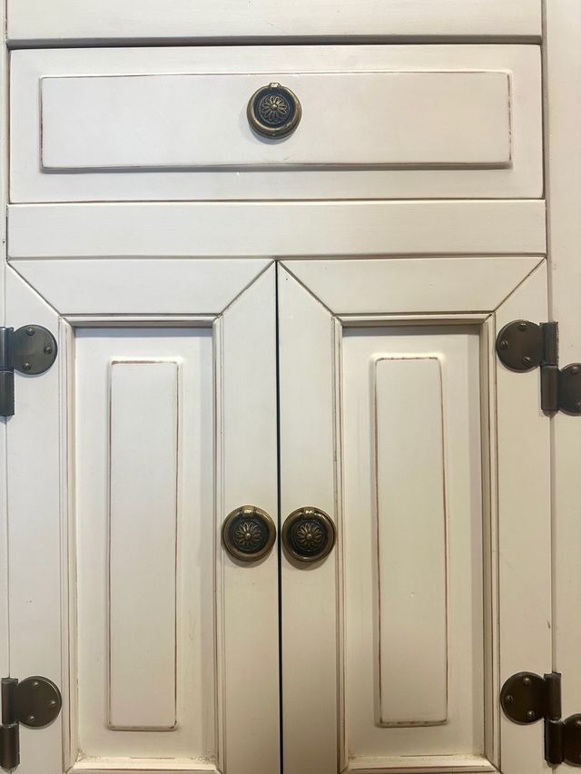 Mueble auxiliar estilo colonial (madera y latón)