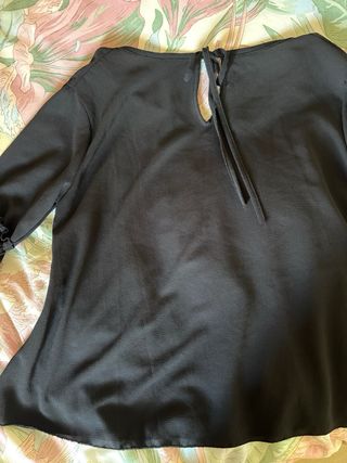 Camisa negra con volantes