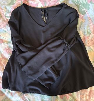 Camisa negra con volantes