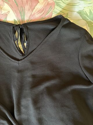 Camisa negra con volantes