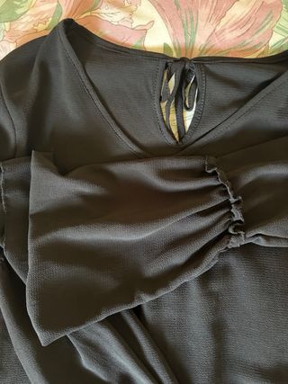 Camisa negra con volantes
