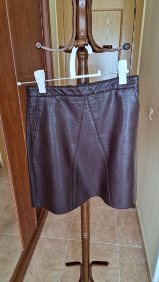 Falda corta de cuero sintético