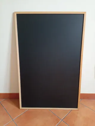 Pizarra negra con marco de madera.