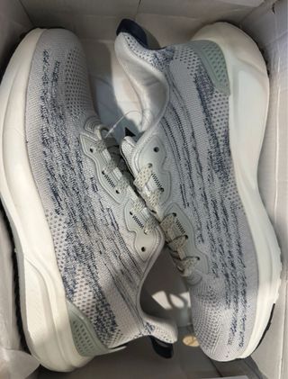 Zapatillas deportivas KISS GOGO grises y blancas